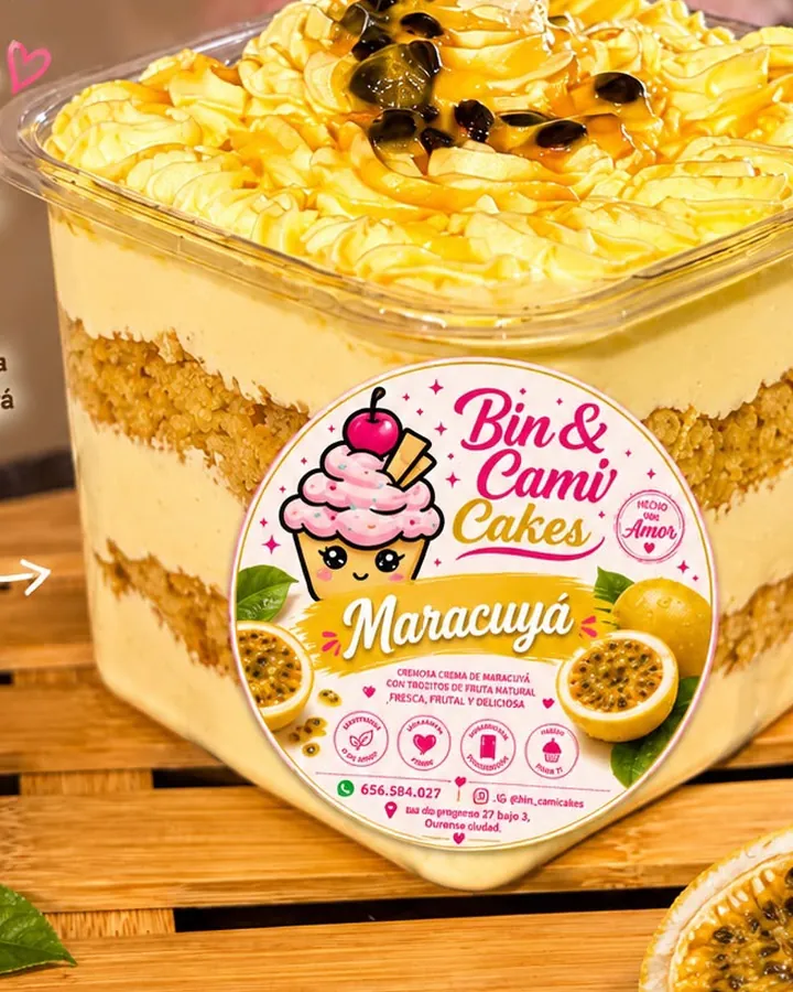 Postre de cuchara en tarrina: capas de bizcocho y crema de maracuyá, con pulpa de maracuyá encima