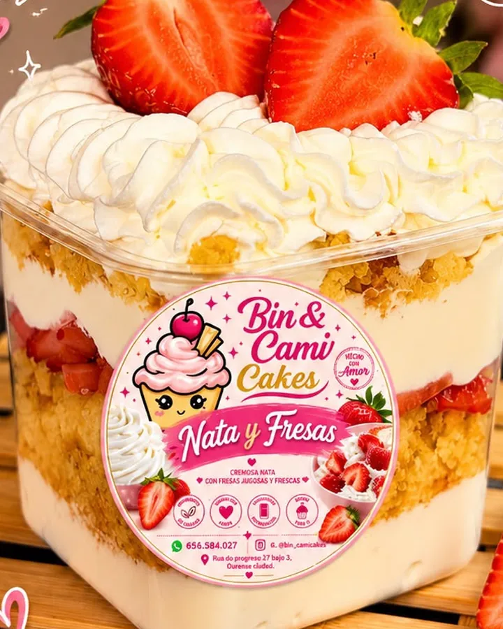 Postre de cuchara en tarrina: capas de bizcocho, nata y fresas, con fresas y nata montada encima
