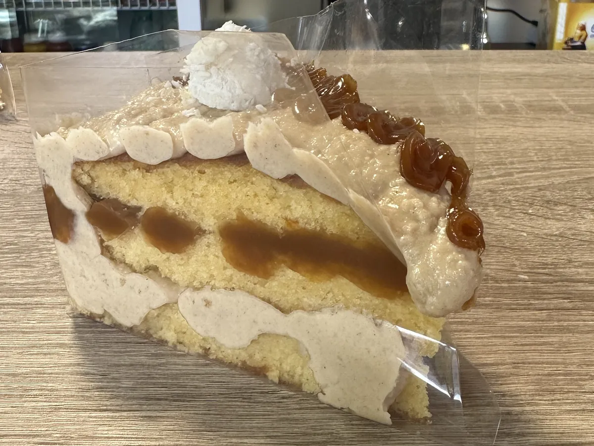 Porción de tarta de dulce de leche y crema, con un Raffaello encima